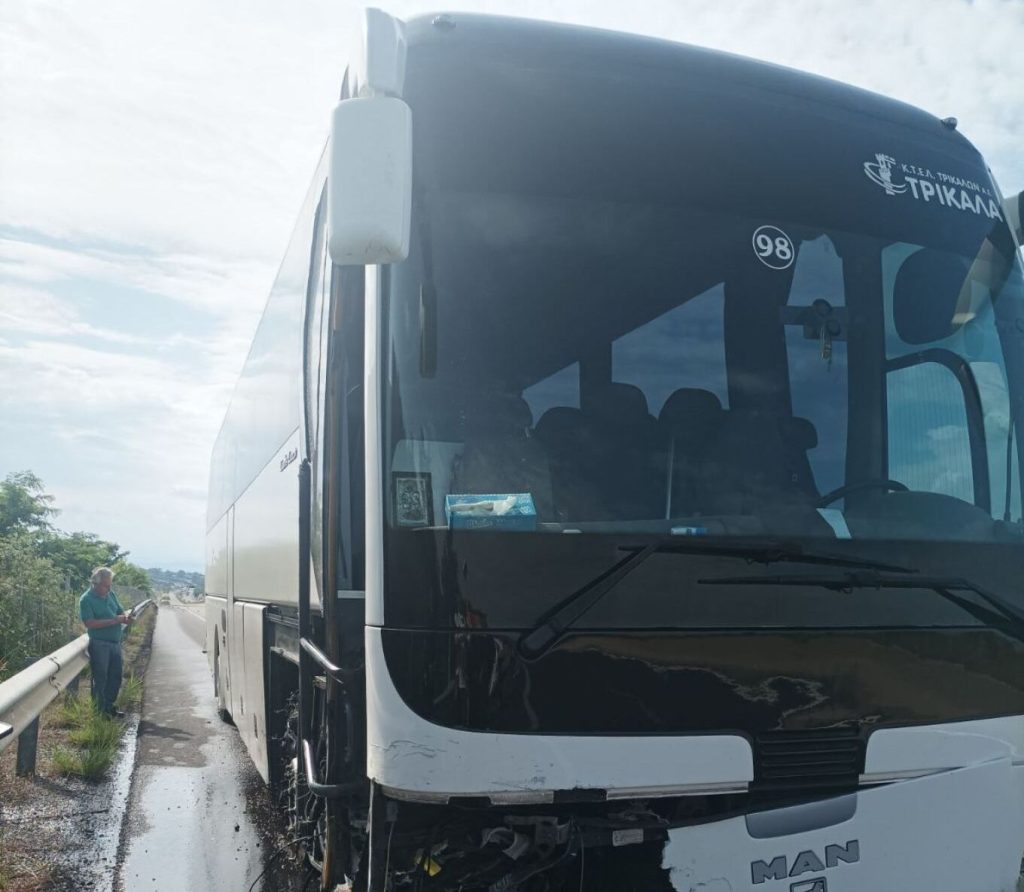 Εθνική Οδός: Λεωφορείο του ΚΤΕΛ Τρικάλων γεμάτο κόσμο έπεσε στα κιγκλιδώματα στο ύψος της Λαμίας