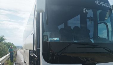 Εθνική Οδός: Λεωφορείο του ΚΤΕΛ Τρικάλων γεμάτο κόσμο έπεσε στα κιγκλιδώματα στο ύψος της Λαμίας