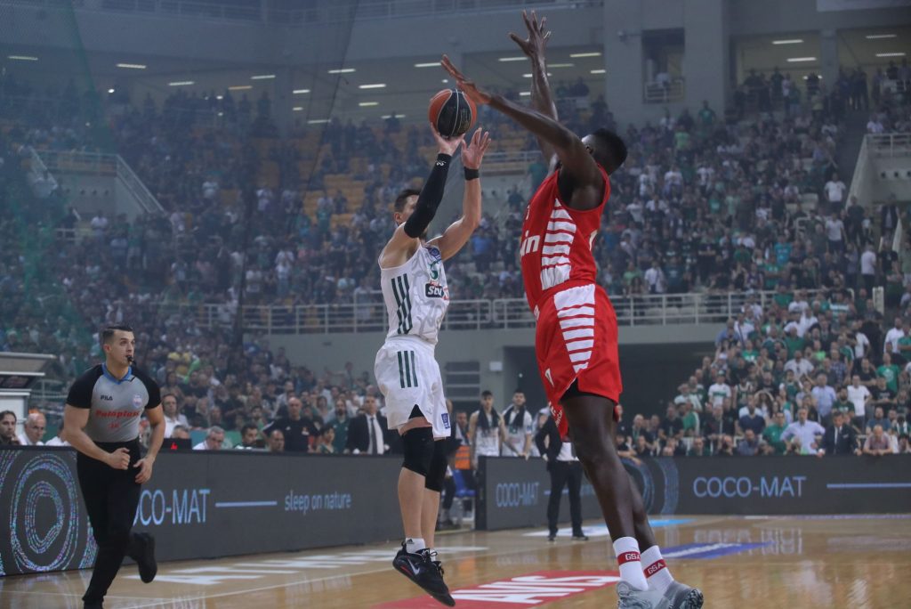 Σε ματς-θρίλερ ο Παναθηναϊκός κέρδισε (67-65) τον Ολυμπιακό και έκανε το 1-1 στη σειρά