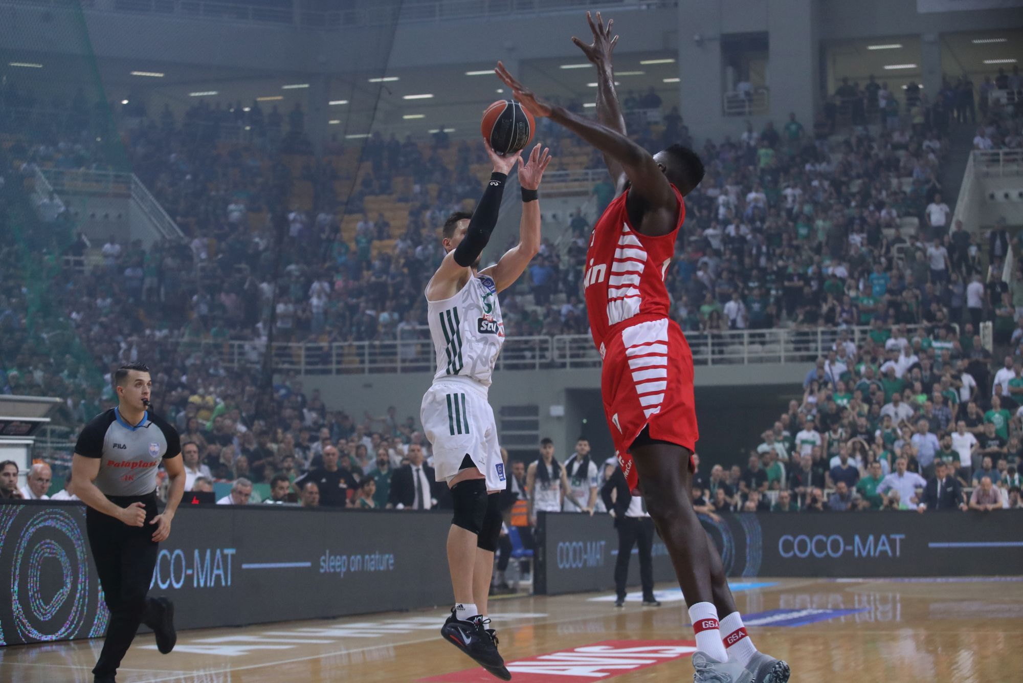 Σε ματς-θρίλερ ο Παναθηναϊκός κέρδισε (67-65) τον Ολυμπιακό και έκανε το 1-1 στη σειρά