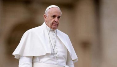 Νεότερα για την υγεία του Πάπα Φραγκίσκου: «Είναι σε καλή κατάσταση – Αναπνέει χωρίς υποστήριξη»
