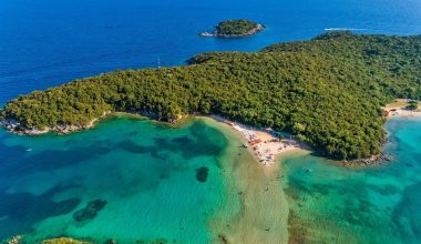 Μπέλα Βράκα: Η εξωτική παραλία με τα γαλαζοπράσινα νερά στη Θεσπρωτία που «μαγεύει» όσους την επισκεφθούν (βίντεο)