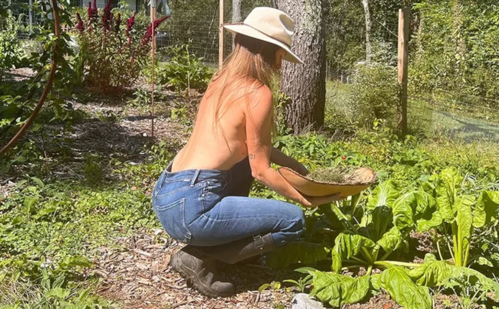 Η κηπουρός που «κλείνει σπίτια»: Περιποιείται γυμνή τα φυτά και «κολάζει» – «Η καρδιά μου είναι “χίπισσα”» (βίντεο)