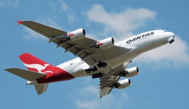 Αεροπορική εταιρεία Qantas: Επιτρέπει πλέον στους άντρες αεροσυνοδούς να… μακιγιάρονται
