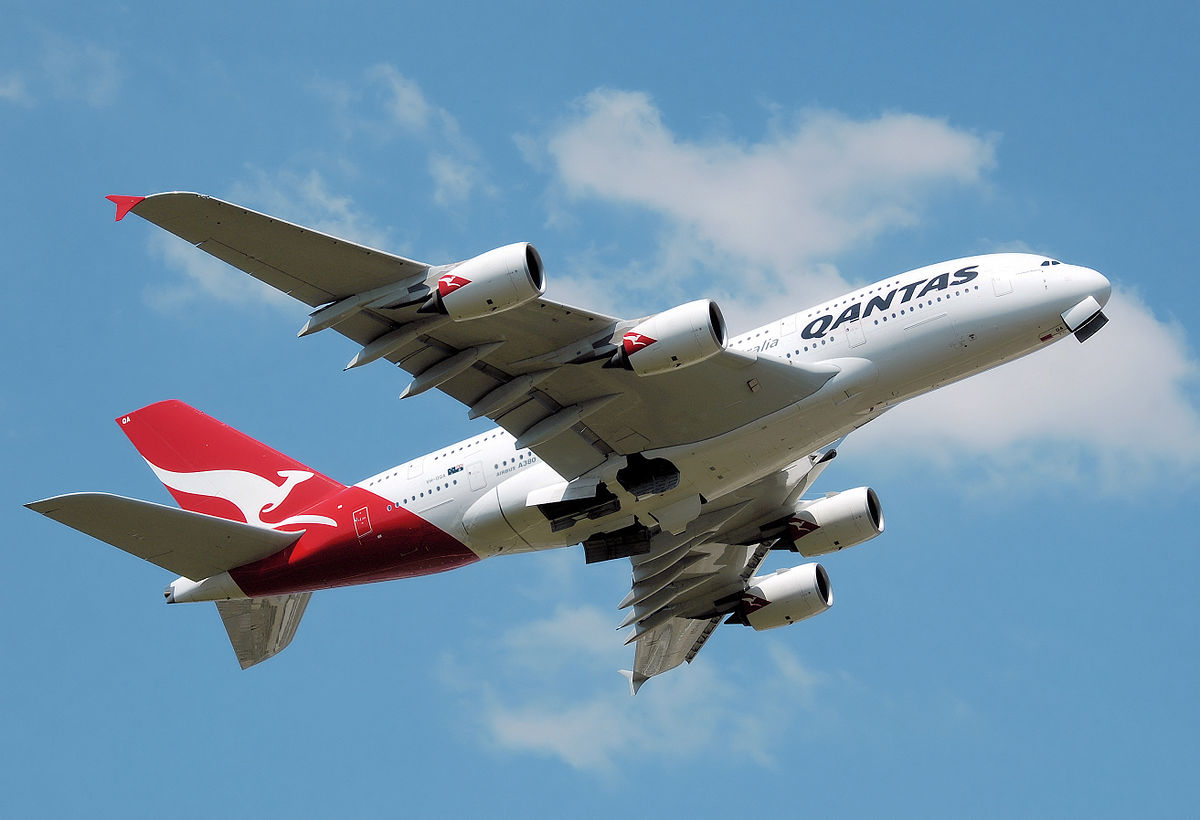 Αεροπορική εταιρεία Qantas: Επιτρέπει πλέον στους άντρες αεροσυνοδούς να… μακιγιάρονται