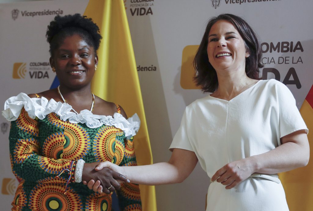 Στην Κολομβία η Γερμανίδα ΥΠΕΞ – Προτείνει στενότερη συνεργασία στην ανανεώσιμη ενέργεια