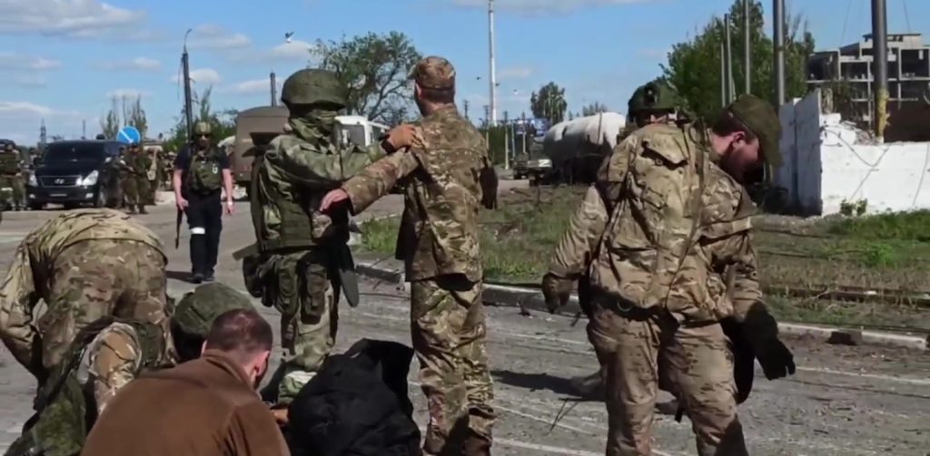Βίντεο: Ανάκριση αιχμάλωτου Ουκρανού υπολοχαγού από τους Ρώσους στο μέτωπο της Ζαπορίζια