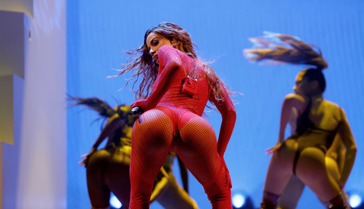 Η Βραζιλιάνα με τα τεράστια οπίσθια που θα τραγουδήσει στον τελικό του Champions League έρχεται… Ελλάδα