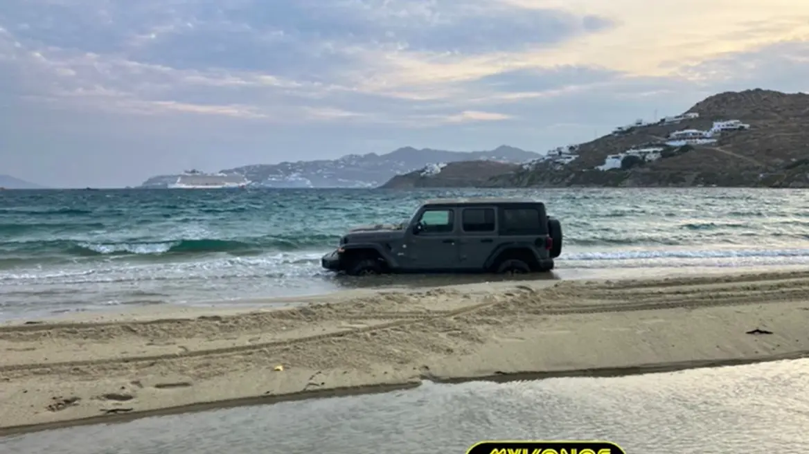 Μύκονος: Τουρίστες βούτηξαν στη θάλασσα μαζί με το… πανάκριβο τζιπ τους για να δοκιμάσουν τις δυνατότητές του