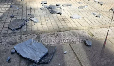 Λαμία: Μάρμαρα από πολυκατοικία ξεκόλλησαν και έπεσαν στο κέντρο της πόλης – Κινδύνευσε ντελιβεράς
