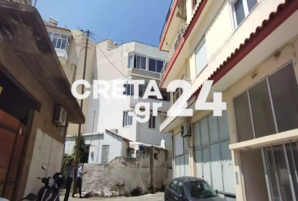 Παραλίγο τραγωδία στο Ηράκλειο: Τμήμα μπαλκονιού έπεσε πάνω σε παιδιά