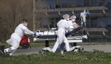 «Παγωμένη» η Γαλλία από την επίθεση με μαχαίρι στο Ανεσί – Σε κρίσιμη κατάσταση τα τέσσερα παιδιά