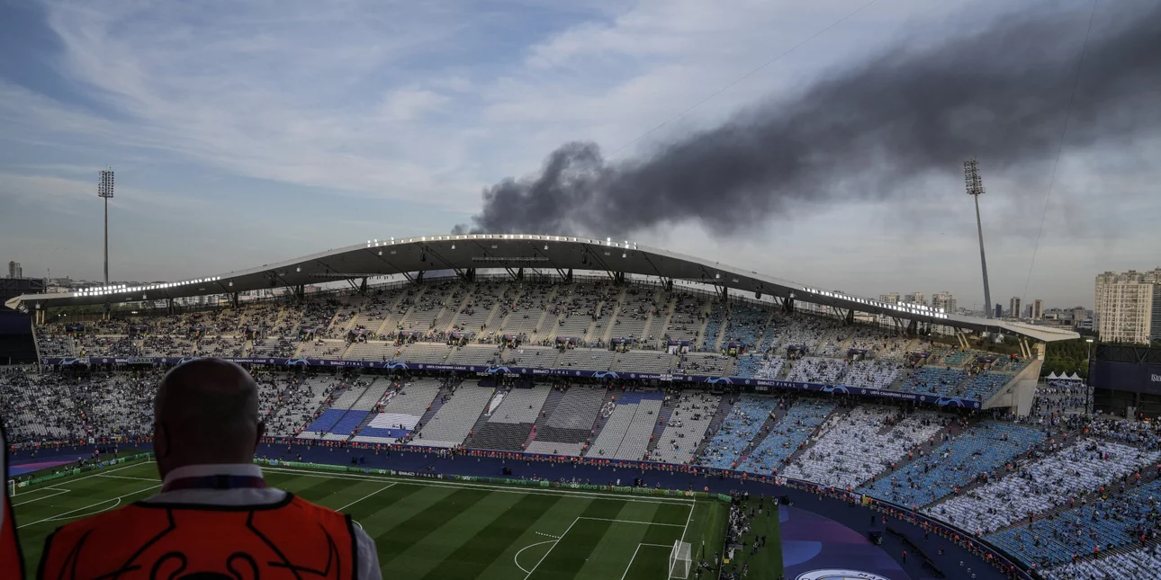 Τελικός Champions League: Μεγάλη φωτιά σε εργοστάσιο – Οι καπνοί έφτασαν μέχρι το γήπεδο (βίντεο)