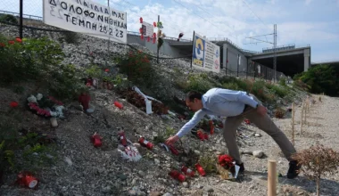 Ο Αλέξης Τσίπρας άφησε λουλούδια στο σημείο της τραγωδίας των Τεμπών (βίντεο)