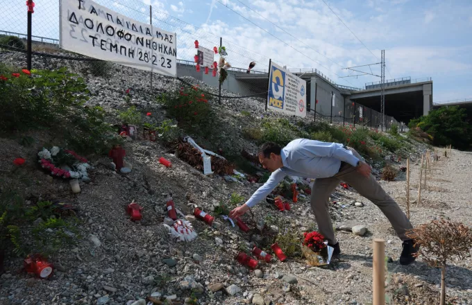 Ο Αλέξης Τσίπρας άφησε λουλούδια στο σημείο της τραγωδίας των Τεμπών (βίντεο)