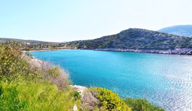 Λουμπάρδα: Αυτή είναι η απάνεμη παραλία της Αττικής με τα ρηχά νερά