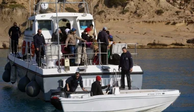 Εκατό νέοι μουσουλμάνοι μετανάστες έφτασαν με ιστιοφόρο στην Λακωνία – Τους μετέφεραν  στη Νεάπολη σκάφη του ΛΣ