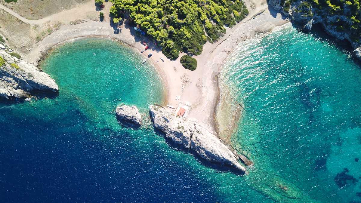 Οι καλύτερες «κρυμμένες» παραλίες που βρίσκονται σε απόσταση «αναπνοής» από την Αθήνα