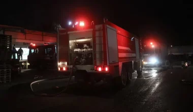 Εμπρηστική επίθεση στον Ασπρόπυργο – Κάηκαν δύο νταλίκες