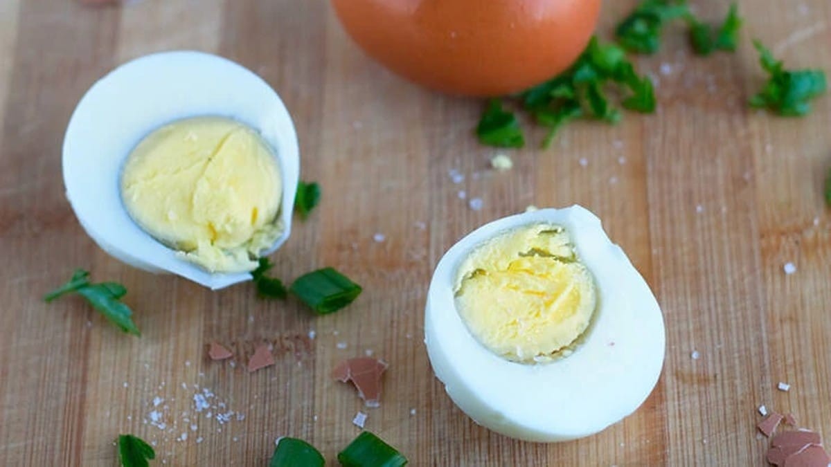 Έχετε αναρωτηθεί ποτέ; – Γιατί πρασινίζει ο κρόκος του βραστού αυγού;