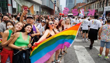 Καναδάς: Παιδιά μουσουλμάνων σκίζουν και πατούν «σημαίες» του «gay pride»