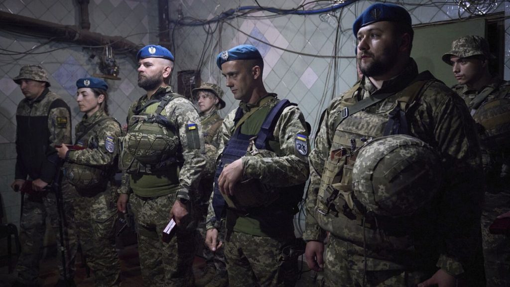 Ουκρανία και Ρωσία αντάλλαξαν «χέρι με χέρι» δεκάδες αιχμαλώτους