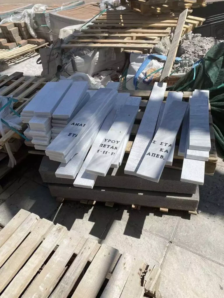 Καλαμάτα: Δημοτικός σύμβουλος καταγγέλλει ότι η ανάπλαση της παραλίας γίνεται με μάρμαρα από τάφους