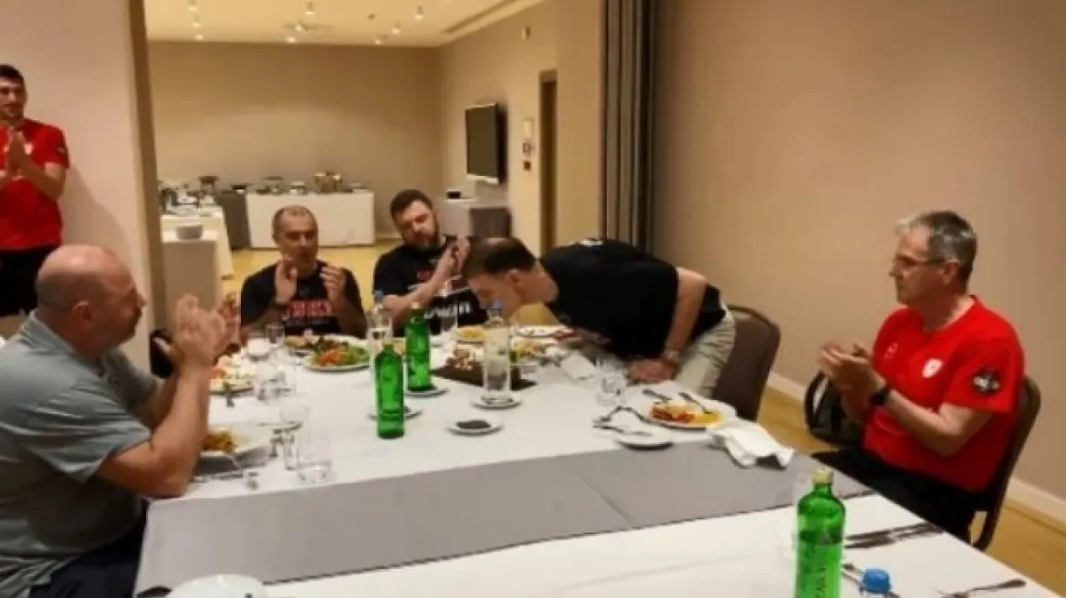 Ολυμπιακός: Ο Γιώργος Μπαρτζώκας έχει γενέθλια και η ομάδα του του ετοίμασε τούρτα-έκπληξη