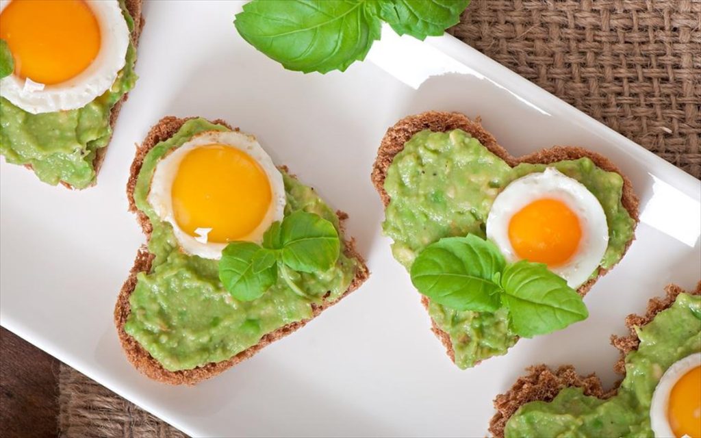 Πρωινό: Δείτε ποιες τροφές θα σας βοηθήσουν να «ρίξετε» τη χοληστερίνη
