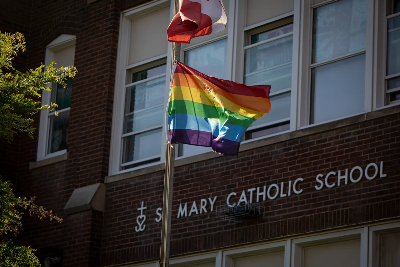 Ξεπέρασαν κάθε όριο: Καθηγήτρια στις ΗΠΑ απειλεί μαθητές με τιμωρία  εάν δεν δουν βίντεο για την ομοφυλοφιλία!