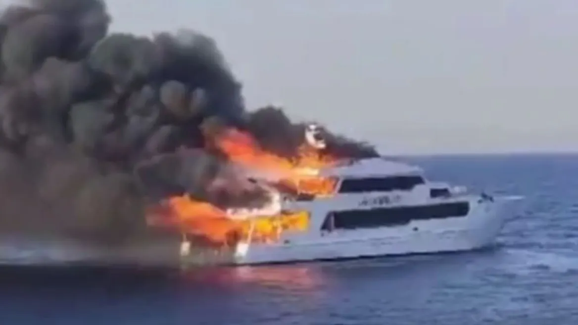 Αίγυπτος: Θαλαμηγός «τυλίχτηκε» στις φλόγες ανοιχτά της Ερυθράς Θάλασσας – Τρεις αγνοούμενοι
