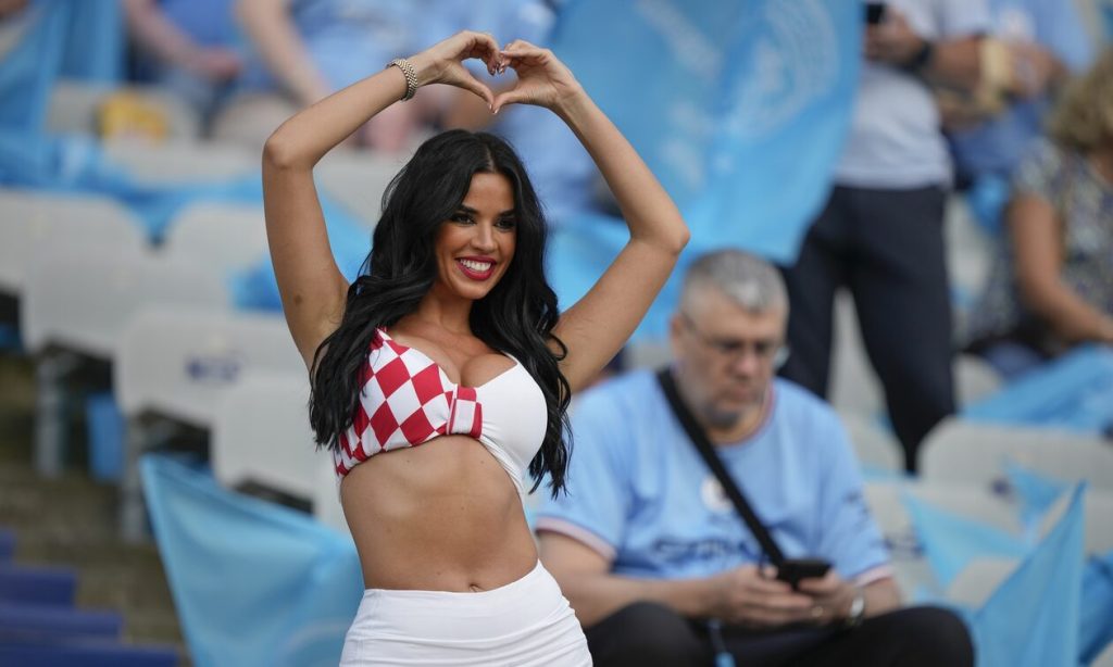 Ιβάνα Κνολ: «Μαγνήτισε» τα βλέμματα όλων στον τελικό του Champions League η «φλογερή» πρώην Μις Κροατία (φώτο)