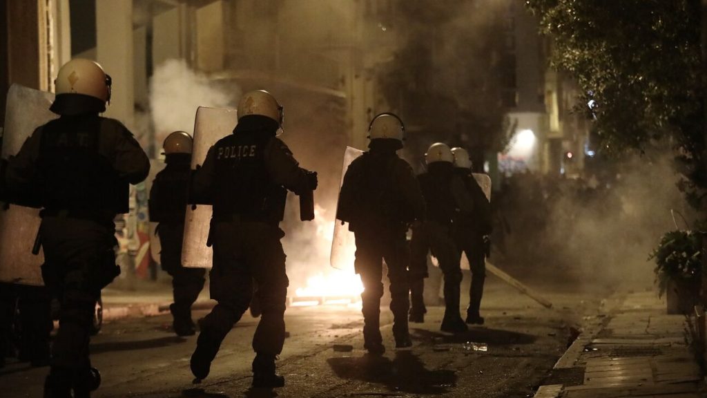 «Θερμό» το βράδυ του Σαββάτου με τρεις επιθέσεις με μολότοφ κατά αστυνομικών – Σε Εξάρχεια και Ζωγράφου