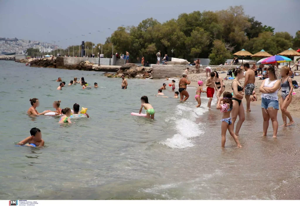 «Ξεχύθηκαν» στις παραλίες οι Αθηναίοι παρά τη συννεφιά (φωτο)