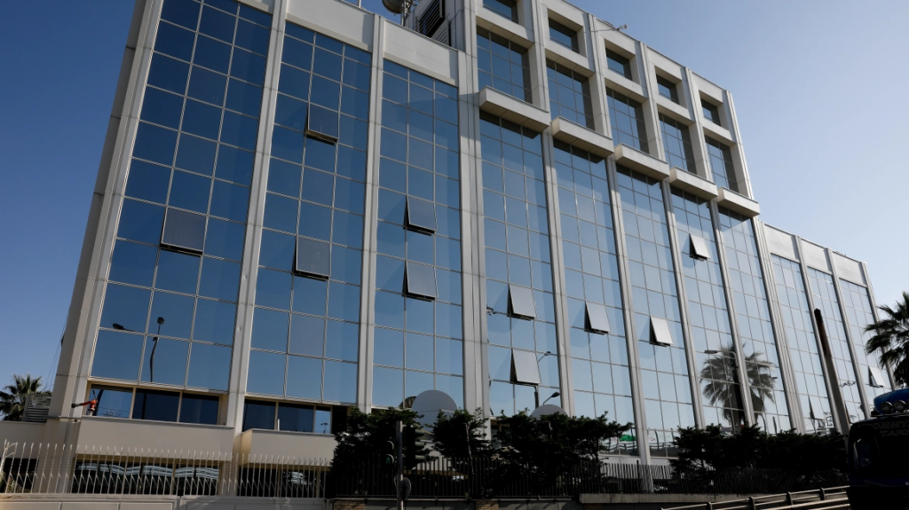 Άγνωστοι πέταξαν τρικάκια έξω από τον τηλεοπτικό σταθμό ΣΚΑΪ