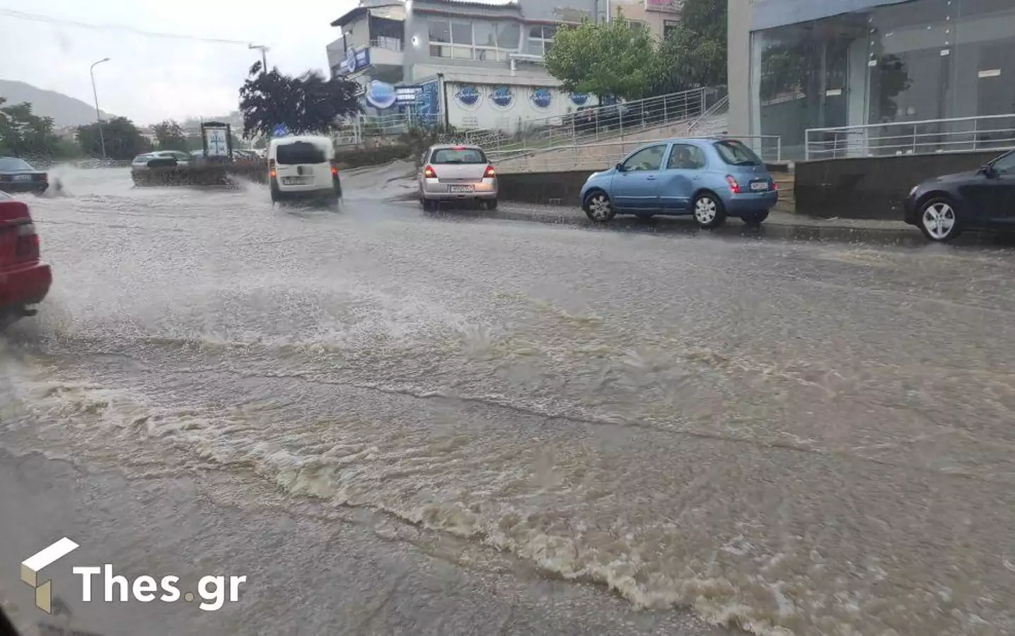 Πλημμύρισαν οι δρόμοι στη Θεσσαλονίκη από τη δυνατή βροχή (βίντεο)