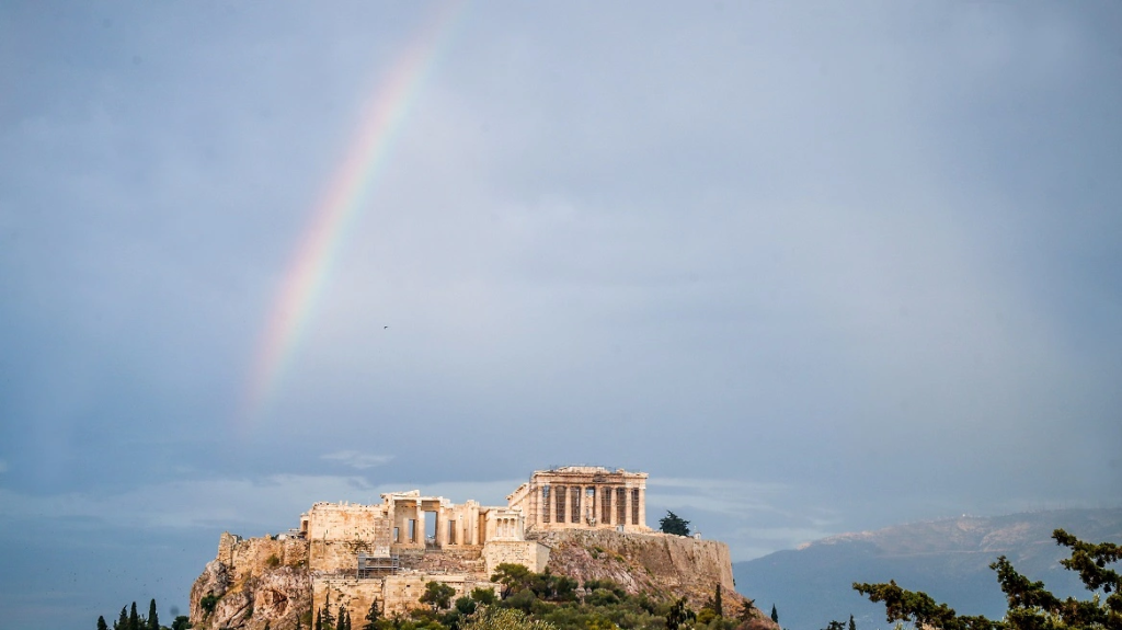 «Μαγικές» εικόνες στην Αθήνα: Σχηματίστηκε ουράνιο τόξο πάνω από την Ακρόπολη μετά την βροχόπτωση (φώτο)