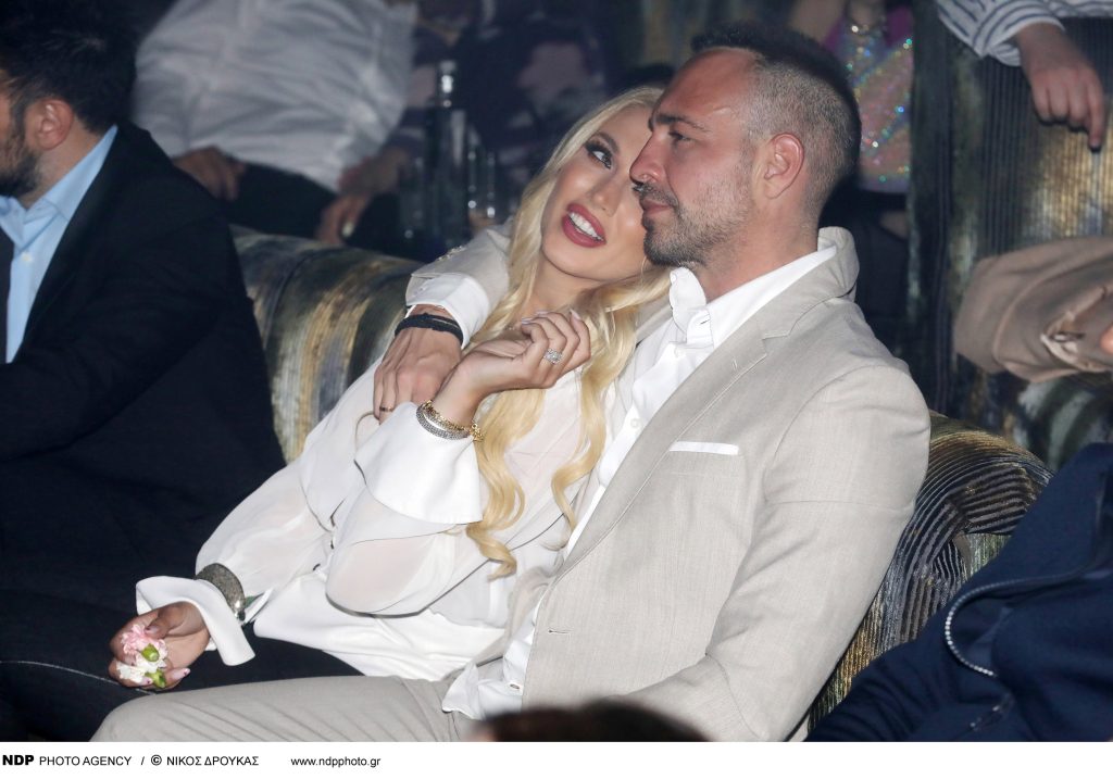 Σπάνια νυχτερινή εμφάνιση της Κ.Σπυροπούλου με τον σύζυγό της (φωτό)