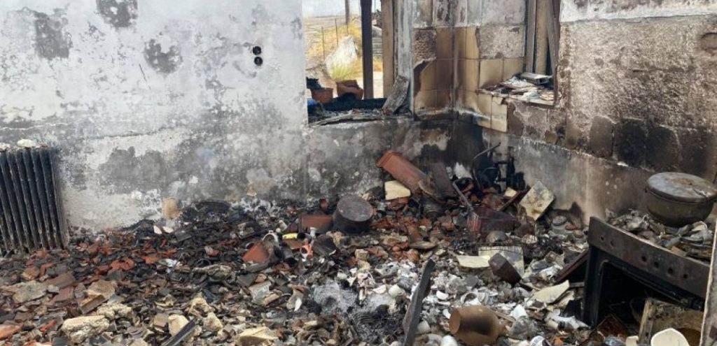 «Παρατημένη» η Βόρεια Εύβοια: Κομμάτια καμένου αμίαντου παραμένουν στην περιοχή δύο χρόνια μετά τη μεγάλη φωτιά