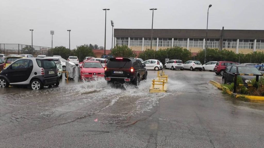 Σε «λίμνη» μετατράπηκε το κέντρο της Κέρκυρας από τα βουλωμένα φρεάτια (φώτο-βίντεο)
