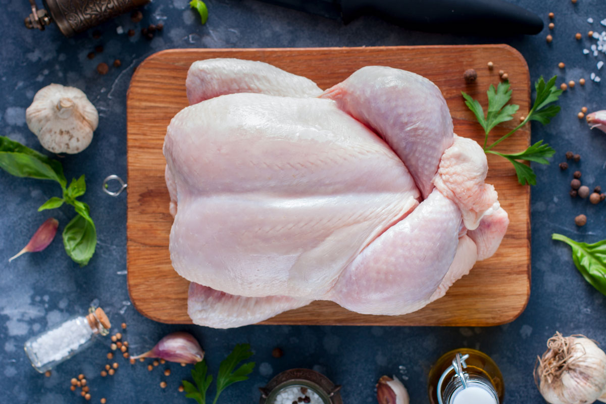 Πόσο καιρό συντηρείται στο ψυγείο το κοτόπουλο; – Οι κίνδυνοι αν το καταναλώνετε χαλασμένο