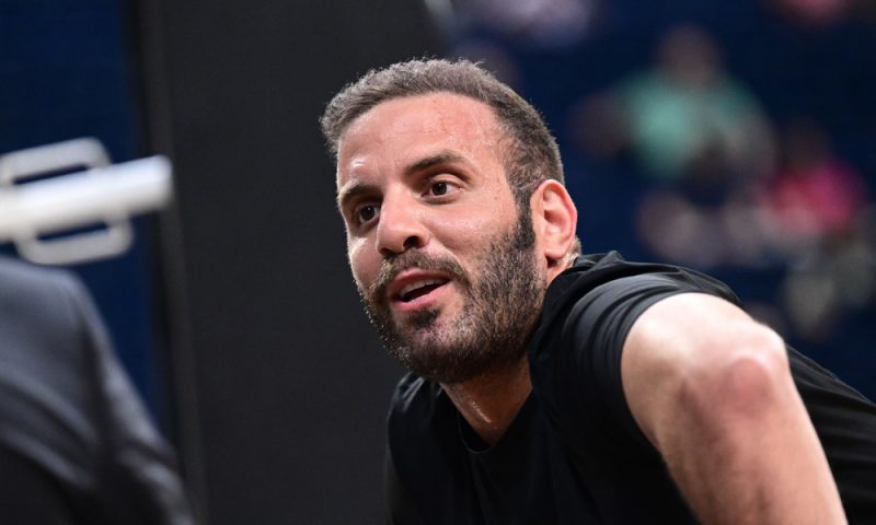 Η ΚΑΕ Ολυμπιακός καταγγέλλει τη συμπεριφορά του Ν.Παππά – Κλώτσησε και έσπασε τα διαχωριστικά στα αποδυτήρια