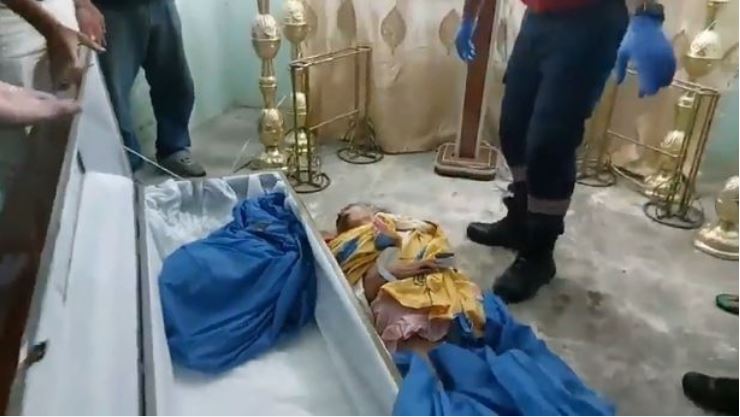 Τρόμος στον Ισημερινό: «Νεκρή» γυναίκα ξύπνησε την ώρα της κηδείας της – Χτυπούσε να της ανοίξουν