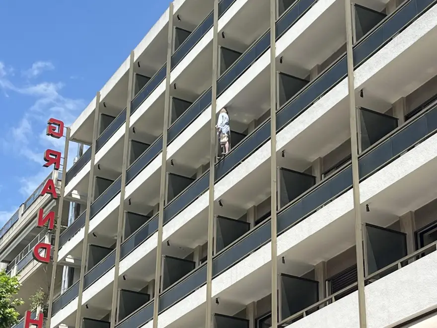 Λάρισα: Γυναίκα απειλεί να πέσει από μπαλκόνι ξενοδοχείου – Τοποθετήθηκε δίχτυ ασφαλείας