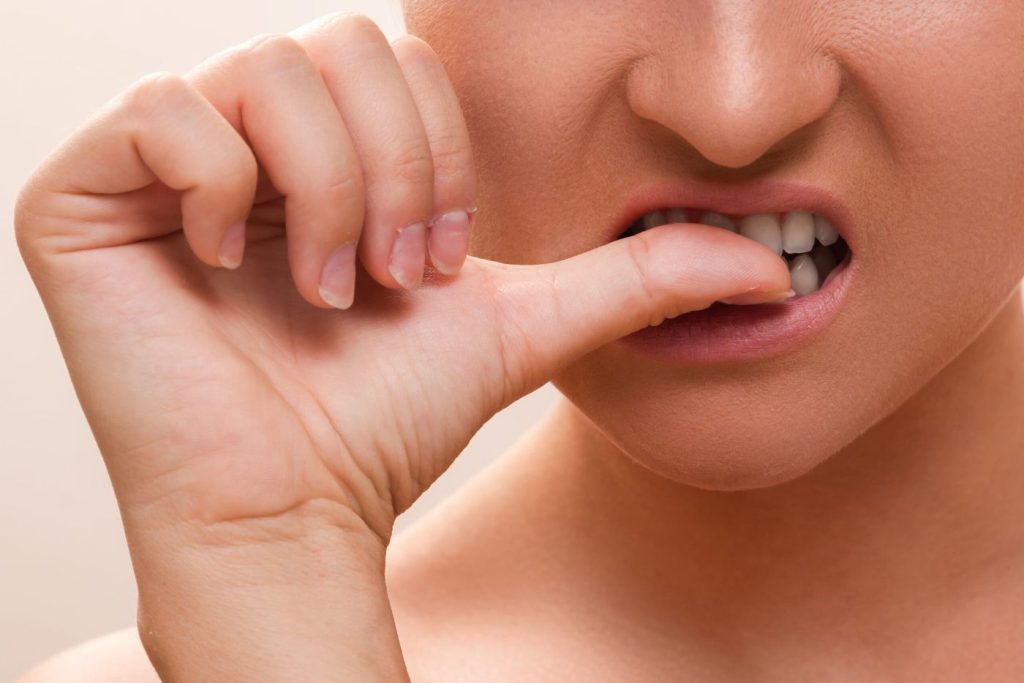 Ονυχοφαγία: Δείτε τι μπορεί να σας συμβεί αν τρώτε τα νύχια σας