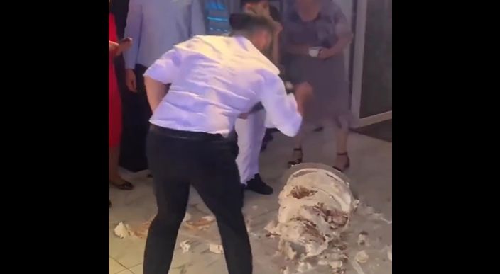 Ατάραχος: Έπεσε η τούρτα του γάμου του αλλά βρήκε τη λύση (βίντεο)