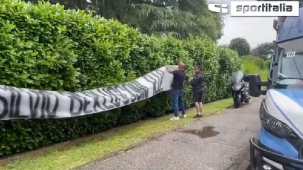 Σίλβιο Μπερλουσκόνι: Οπαδοί της Γιουβέντους κρέμασαν πανό έξω από τη βίλα του (βίντεο)