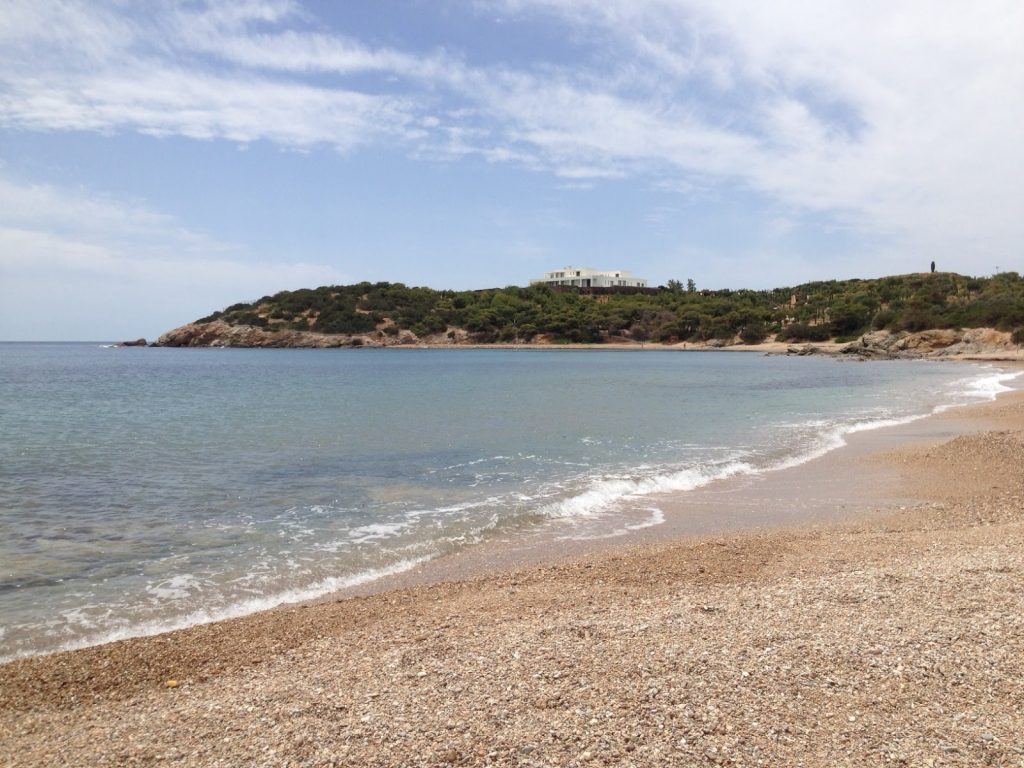 Οι τέσσερις παραλίες της Αττικής που είναι ιδανικές για όλη την οικογένεια