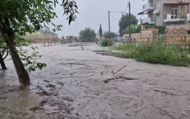 Θεσσαλονίκη: Φούσκωσε ρέμα στο Ωραιόκαστρο κοντά σε σπίτια λόγω της έντονης βροχόπτωσης