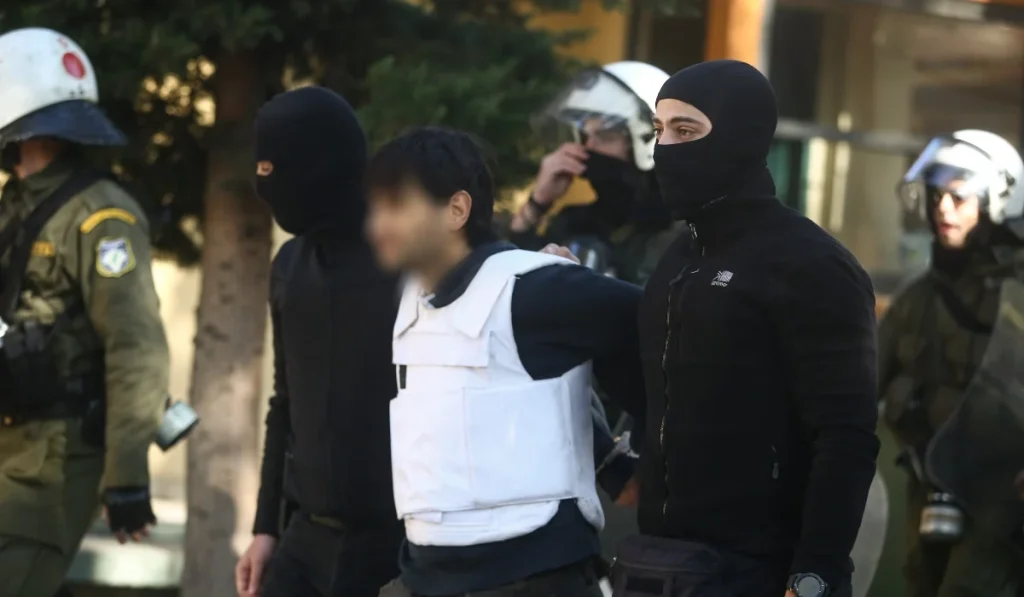 Αποφυλακίζεται υπό όρους ο «τοξοβόλος» του Συντάγματος